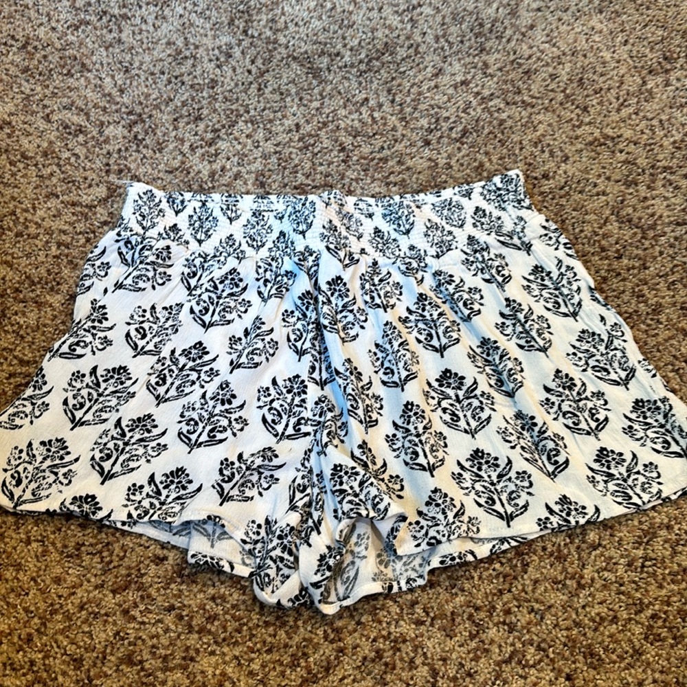 🎁 3/$15 - Mossimo Supply Co Cream and Black Shorts, Large